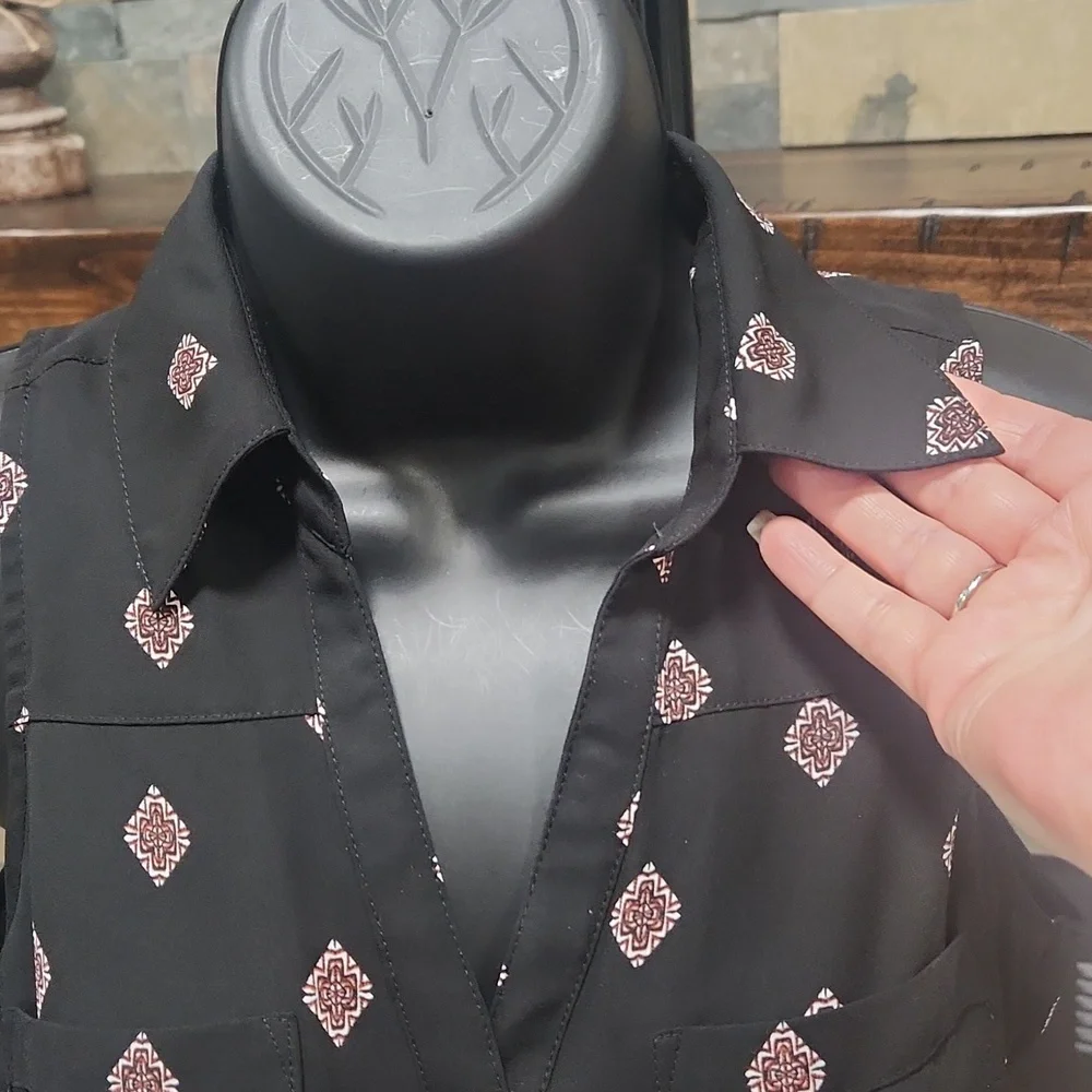 EXPRESS Sleeveless button-down top - Picture 2 of 10